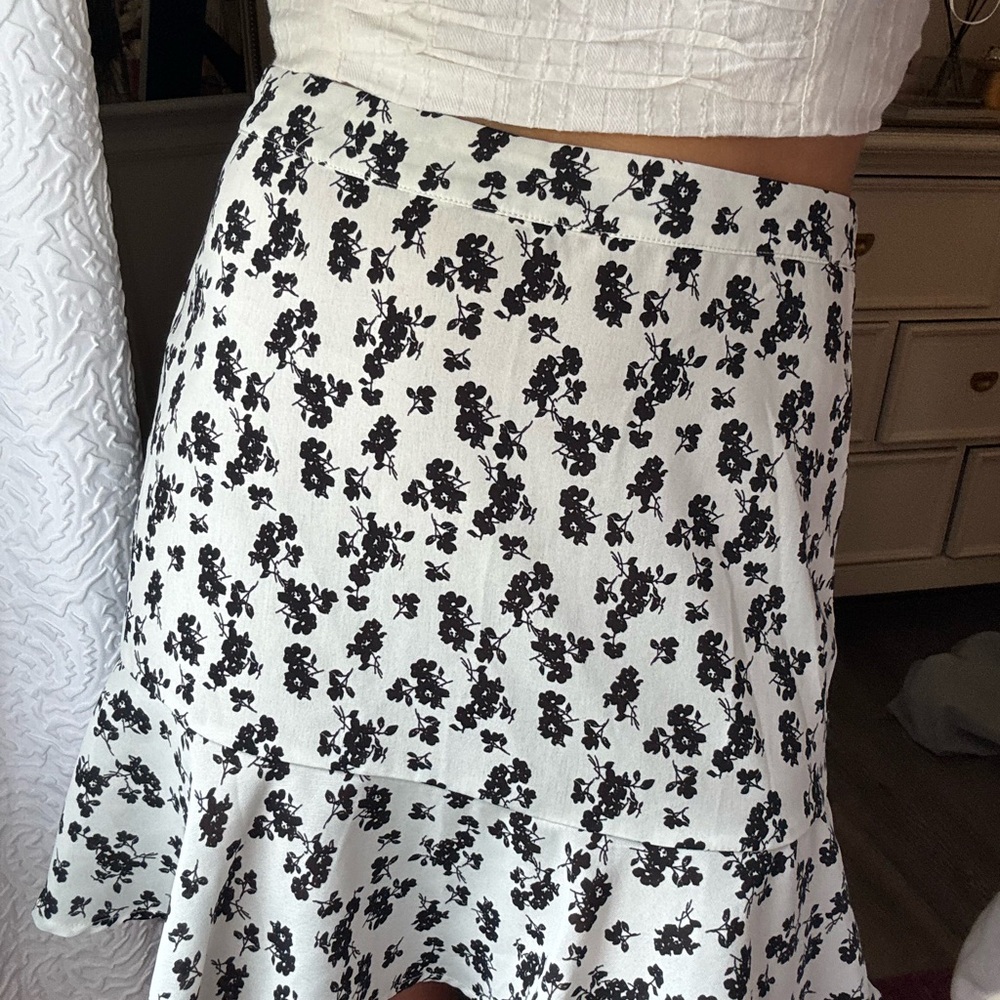 Floral Black and White Peplum Skirt - Picture 4 of 5